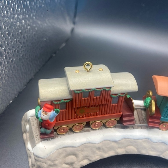 5 PC IN BOXES HALLMARK ORNAMENT TRAIN SET CLAUS & CO R.R. 1991 w Train Trestle - Picture 6 of 12